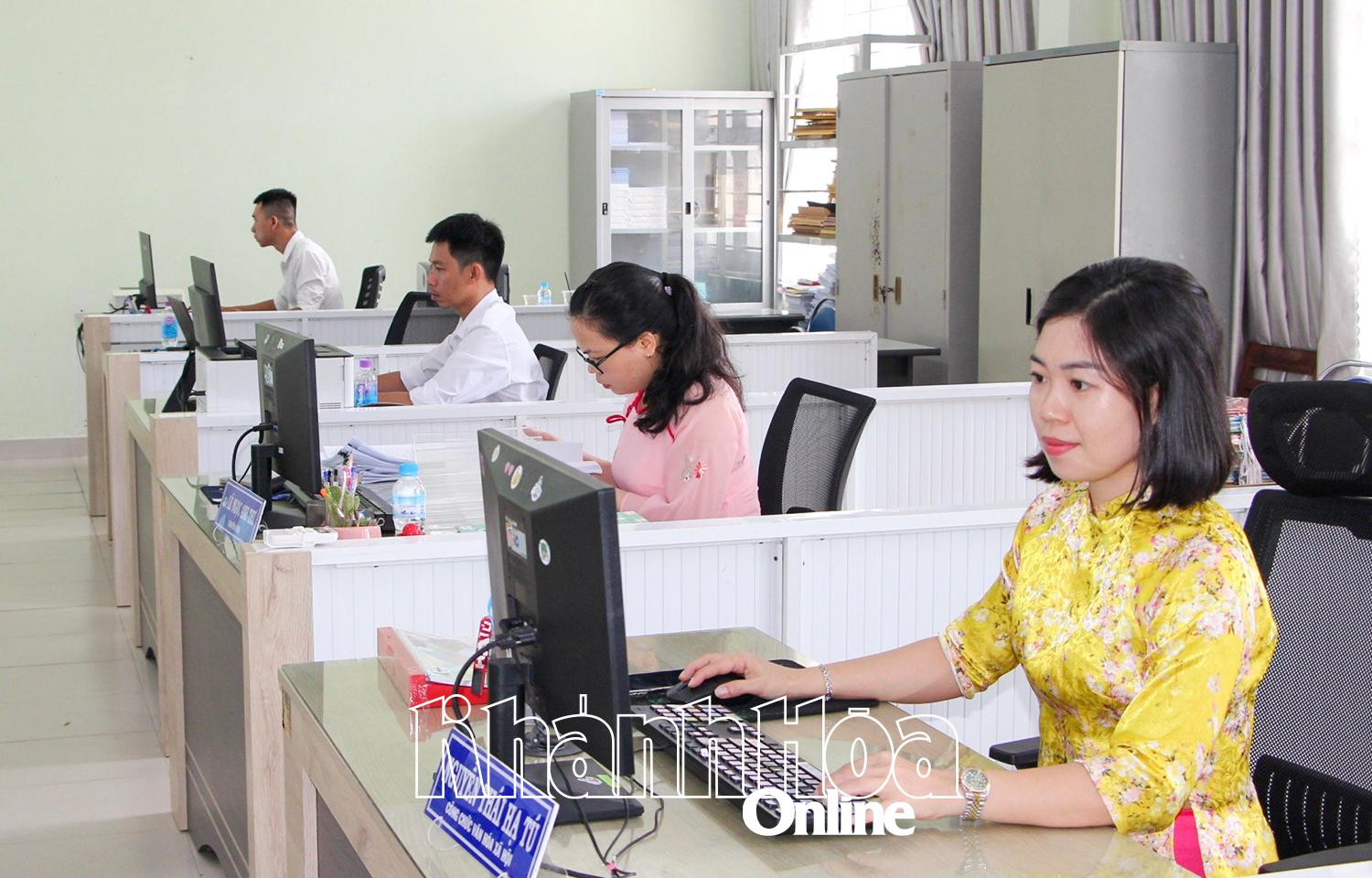 មន្ត្រីរាជការ និងមន្ត្រីរាជការនៃឃុំ Van Ninh បានឈានចូលថ្ងៃធ្វើការដំបូងដោយស្មារតី និងប្តេជ្ញាចិត្តខ្ពស់។
