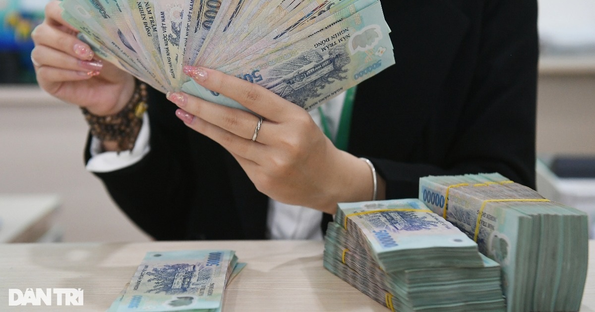 Which bank deposit has the highest interest rate in July?