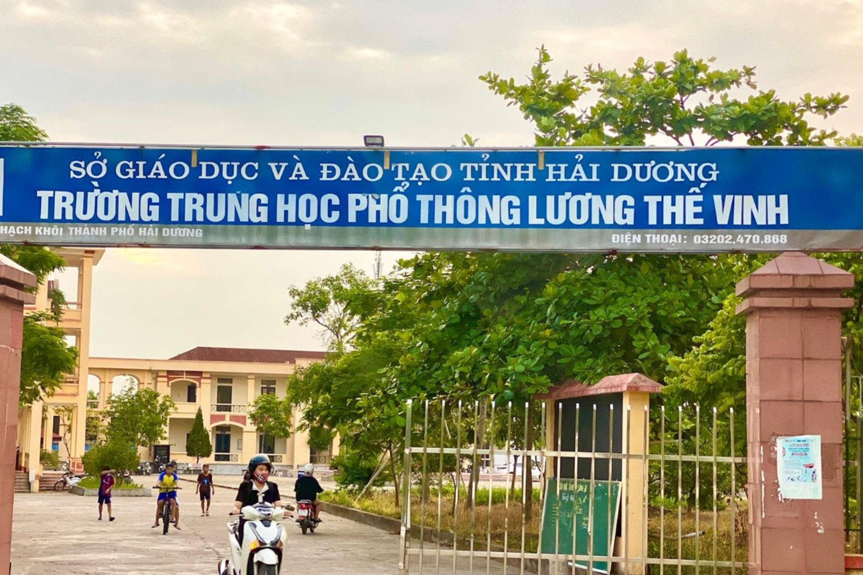 វិទ្យាល័យហ្លួងវិញ(១).jpg