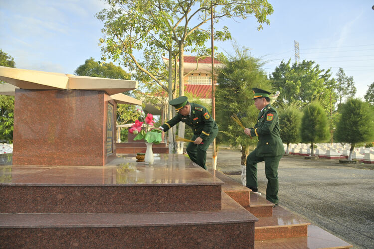 An Giang Grenzschutzkommando besucht Helden und Märtyrer