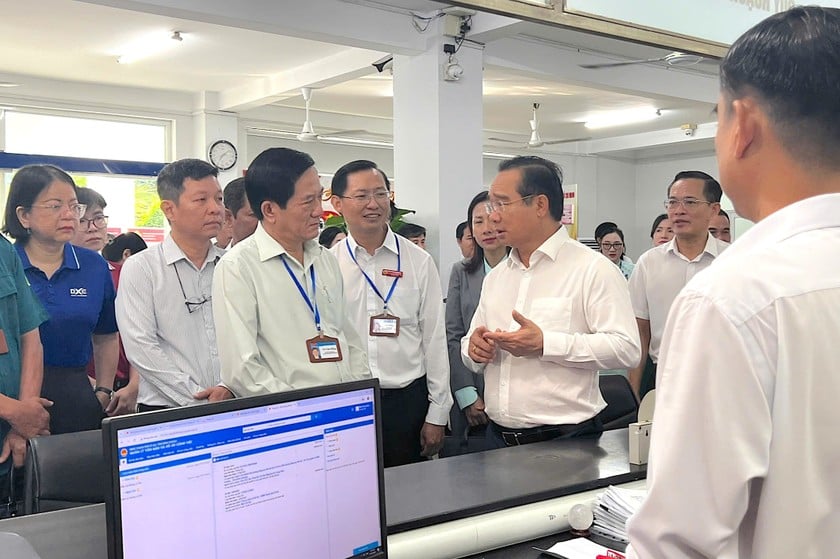 Chủ tịch UBND TP. Hồ Chí Minh - Nguyễn Văn Được khảo sát tại Trung tâm phục vụ hành chính công phường Dĩ An.
