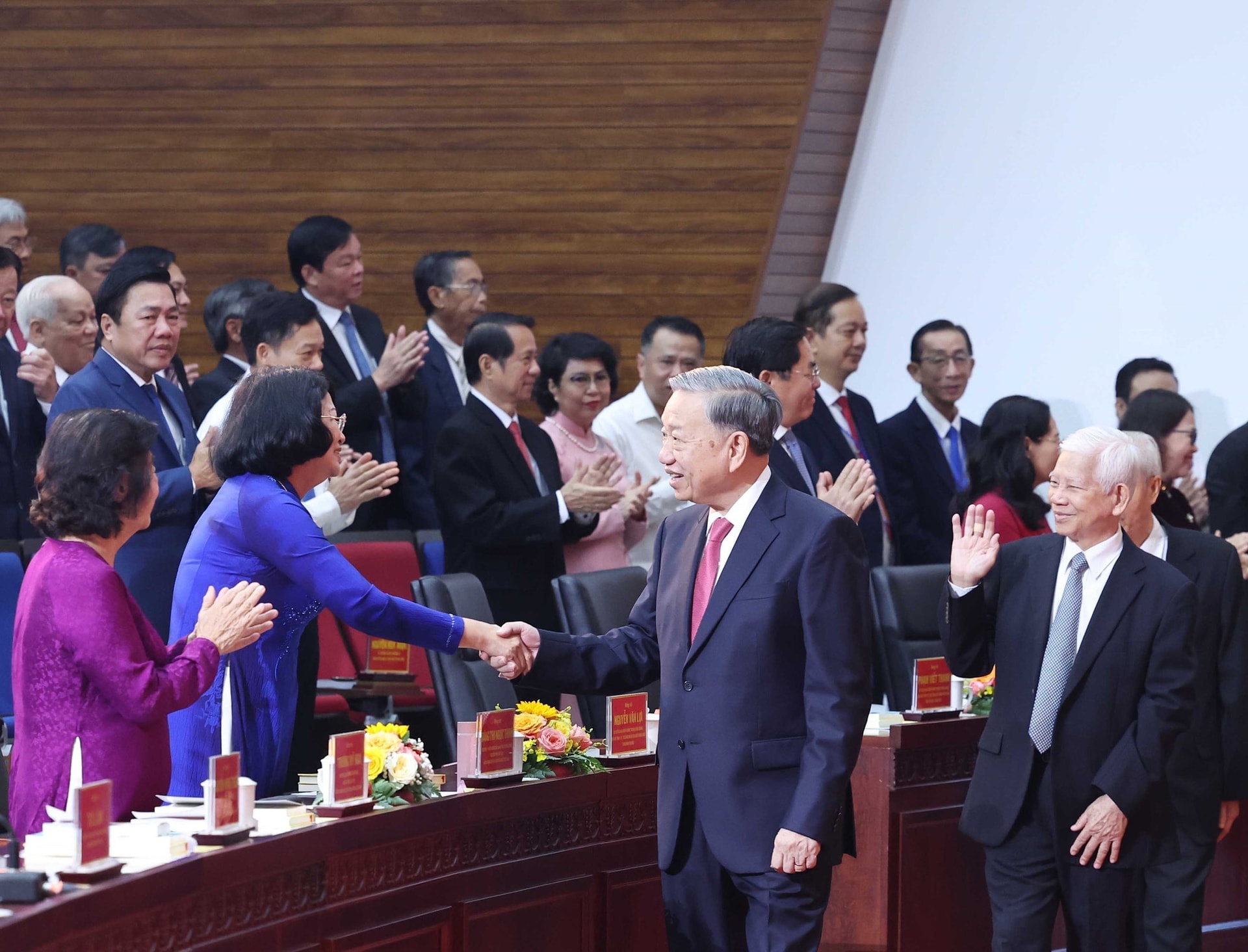 vna-potal-le-cong-bo-cac-nghi-quyet-quyet-dinh-cua-trung-uong-va-dia-phuong-ve-sap-nhap-don-vi-hanh-chinh-cap-tinh-cap-xa-ket-thuc-hoat-dong-don-vi-ha-8121826.jpg