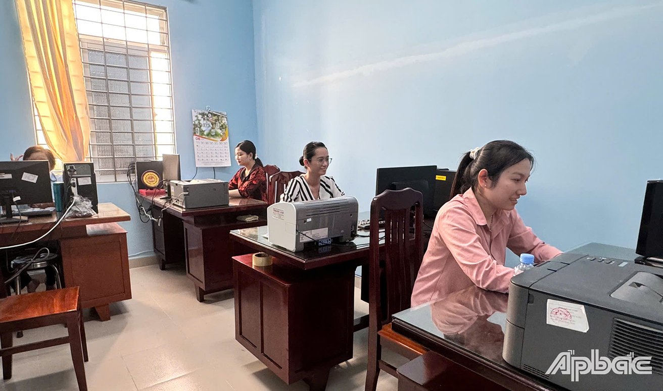 Công chức phường tập trung chuyên môn trong ngày làm việc đầu tiên