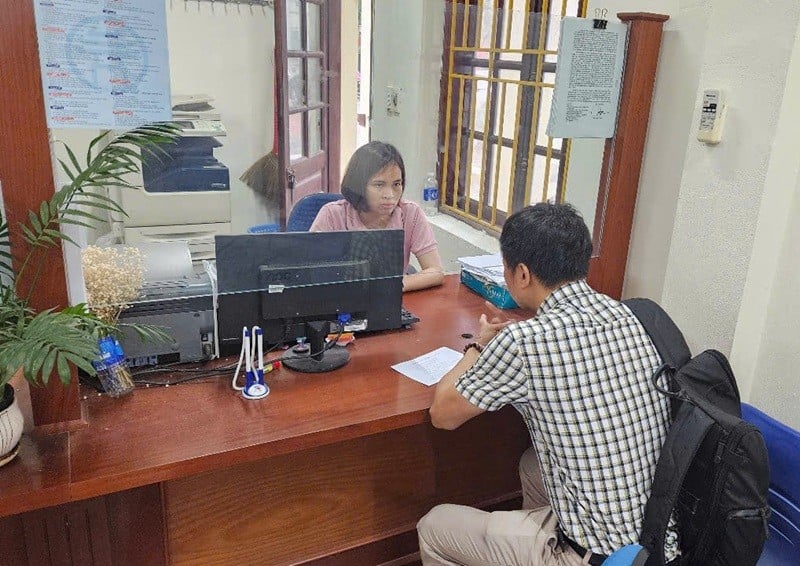 Người dân đến làm việc tại điểm phục vụ hành chính công xã Hưng Đạo.