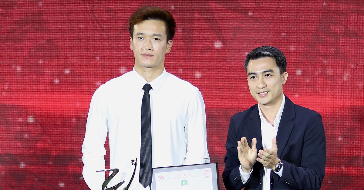 Hoang Duc and Cong Phuong honored at V-League Awards