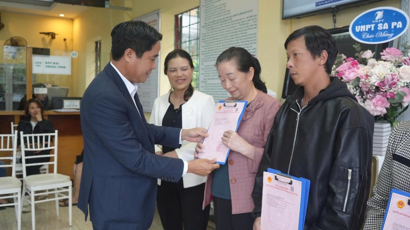Tại phường Sa Pa, tinh thần phục vụ của đội ngũ cán bộ công chức nơi đây luôn giữ được sự thân thiện, niềm nở vốn có.