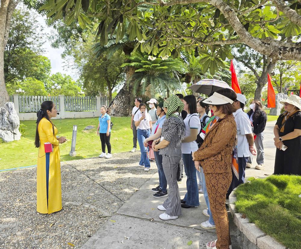Les touristes visitent le site commémoratif du Premier ministre Vo Van Kiet.