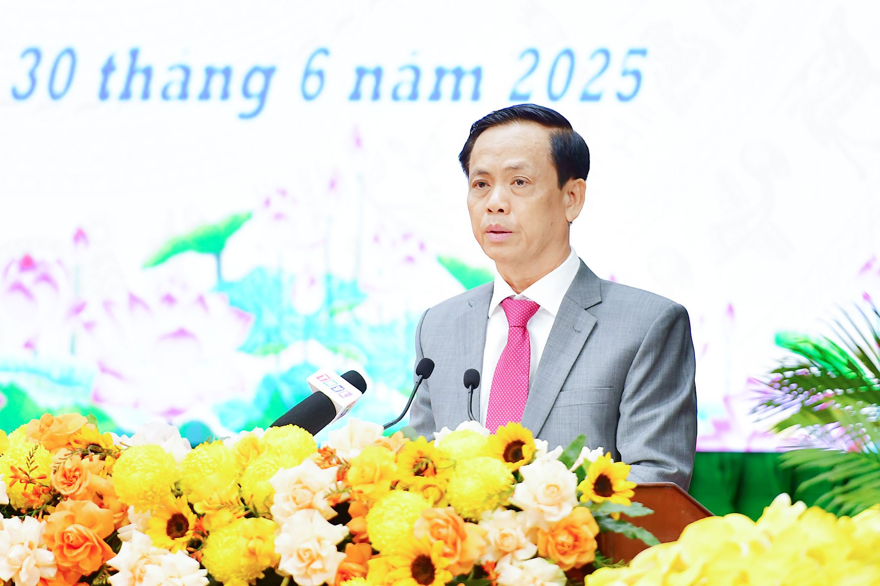 Đồng chí Võ Thái Nguyên- Ủy viên Ủy ban Kiểm tra Trung ương đại diện Đoàn công tác của Trung ương công bố các Nghị quyết, Quyết định của Trung ương.
