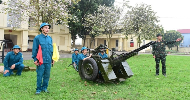 The commune-level air defense force is organized into anti-aircraft machine gun platoons.