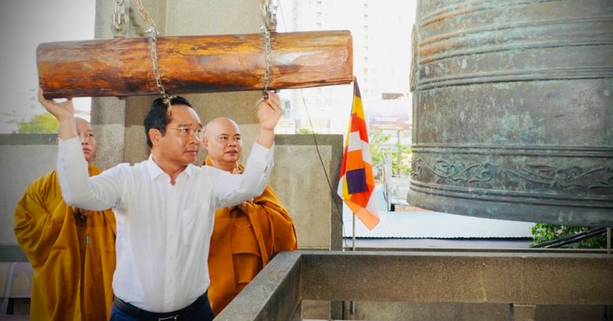 Präsident Nguyen Van Duoc läutete die Friedensglocke, um in der Vinh Nghiem Pagode für nationalen Frieden und Wohlstand zu beten.