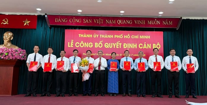 Thành ủy TP HCM mới công bố và trao nhiều quyết định cán bộ chủ chốt- Ảnh 5.