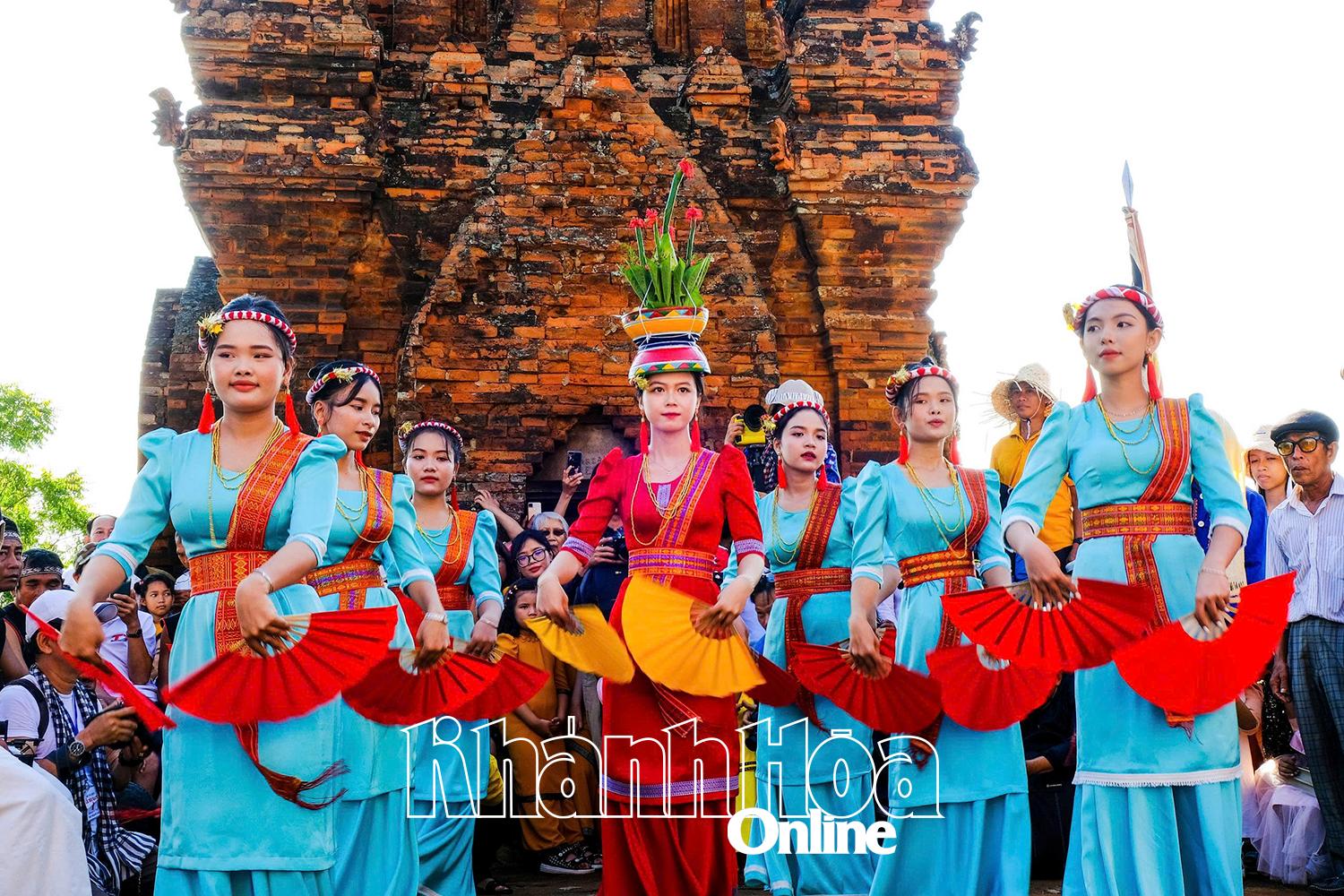 Vũ điệu Chăm bên Tháp Po Klong Garai. Ảnh: Trần Duy
