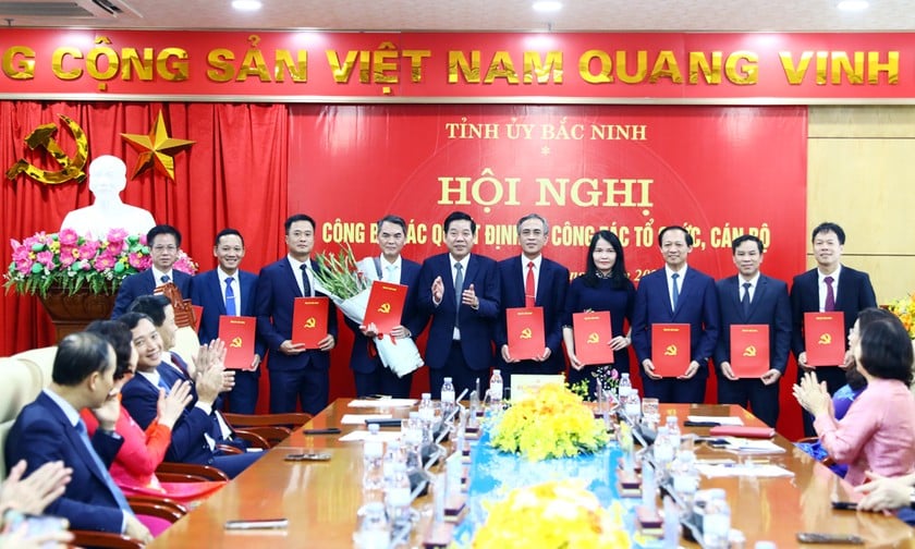 Bí thư Tỉnh ủy Nguyễn Văn Gấu trao quyết định cho các đồng chí lãnh đạo Ban Tổ chức Tỉnh ủy