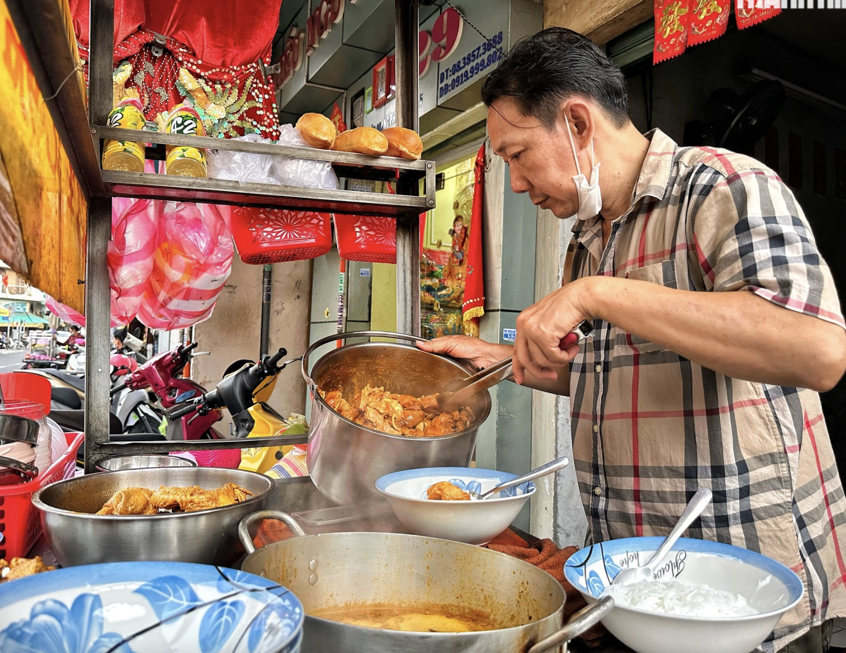 Ghé phường Chợ Lớn, TP.HCM: Tìm mua 'hủ tiếu nhà giàu', mê ẩm thực người Hoa - Ảnh 2.