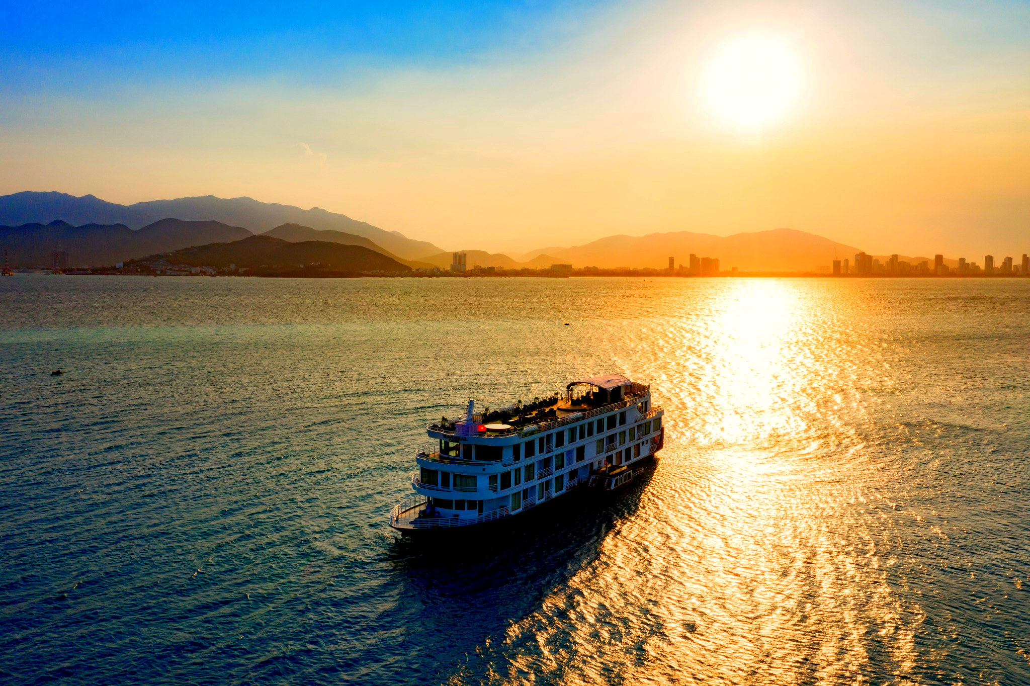 Ngắm vịnh Nha Trang từ du thuyền không còn xa xỉ, khách Việt chuộng
