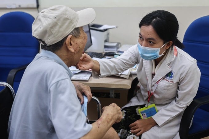 Bác sĩ khám bệnh tại Bệnh viện Ung Bướu TP HCM cơ sở 2. Ảnh: Quỳnh Trần