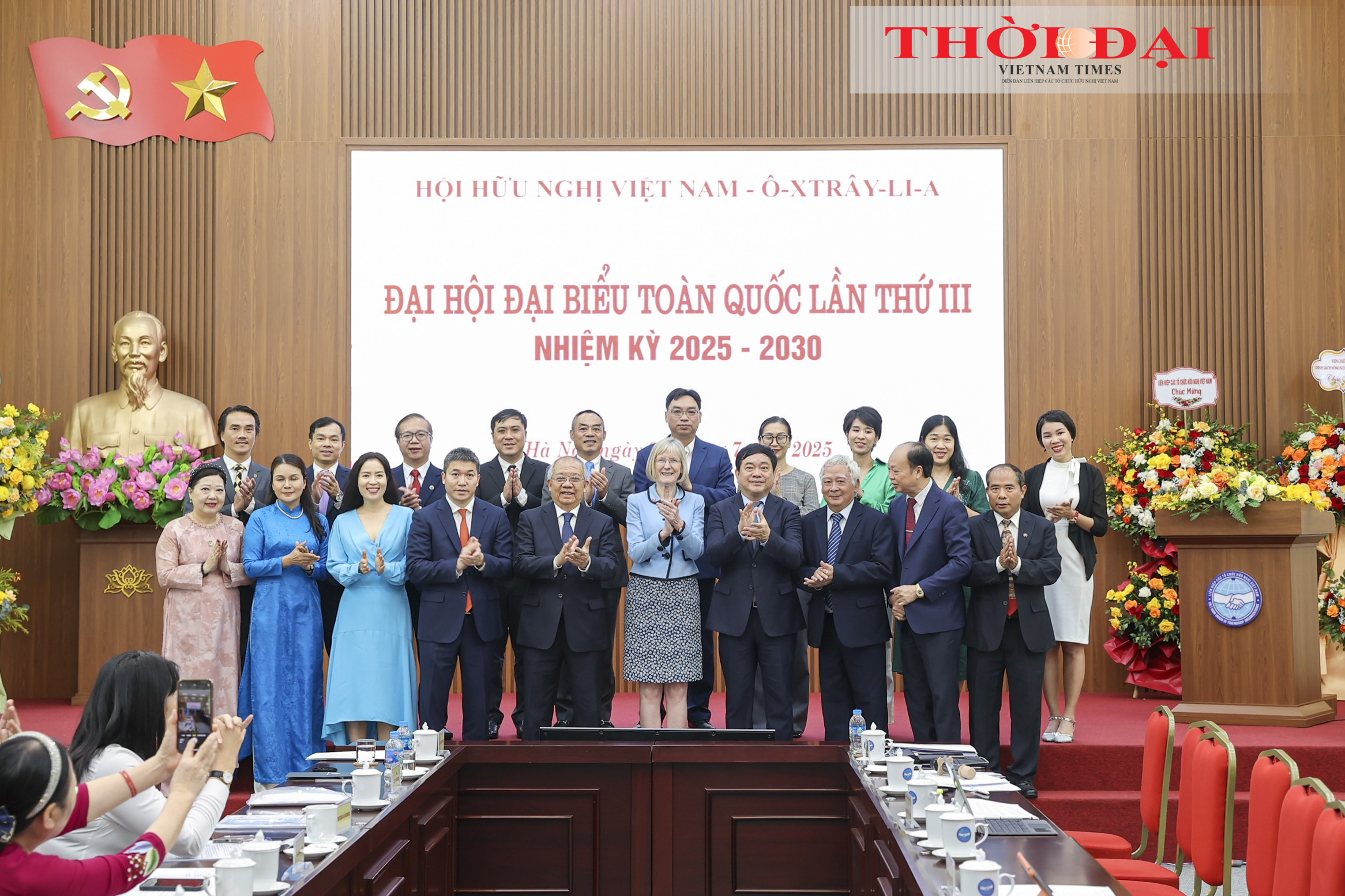 Chủ tịch Liên hiệp các tổ chức hữu nghị Việt Nam Phan Anh Sơn và Đại sứ Australia tại Việt Nam Gillian Bird chúc mừng Ban Chấp hành Hội hữu nghị Việt Nam - Australia khóa III, nhiệm kỳ 2025-2030. (Ảnh: Đinh Hòa)