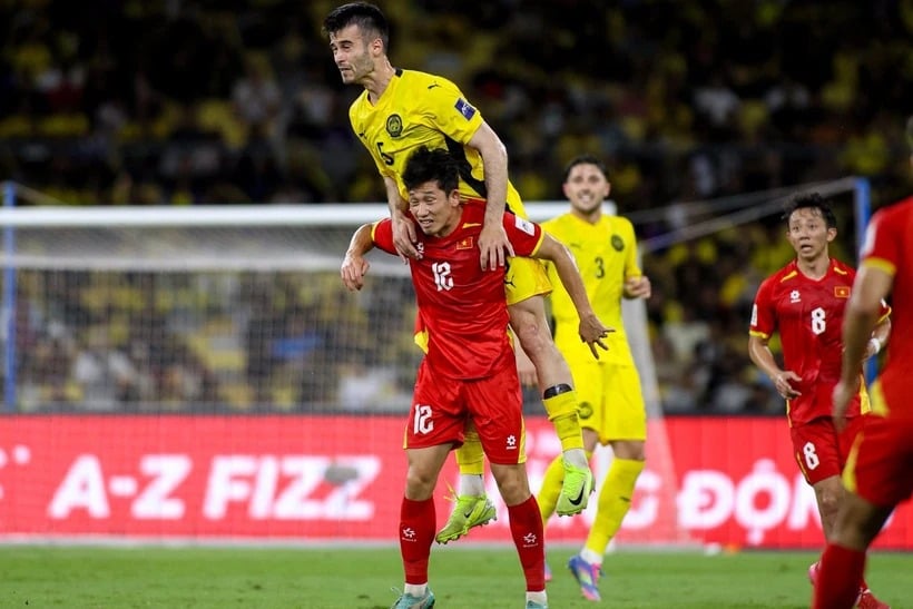 خسر المنتخب الفيتنامي (باللون الأحمر) أمام ماليزيا بنتيجة ٠-٤ في تصفيات كأس آسيا ٢٠٢٧. الصورة: ماليزيا إن تي