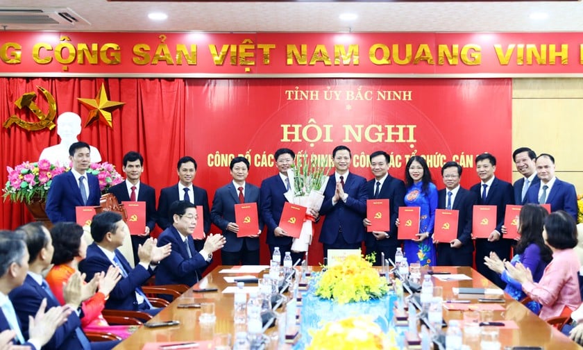 Chủ tịch UBND tỉnh Vương Quốc Tuấn trao quyết định cho lãnh đạo Báo và phát thanh, truyền hình Bắc Ninh.