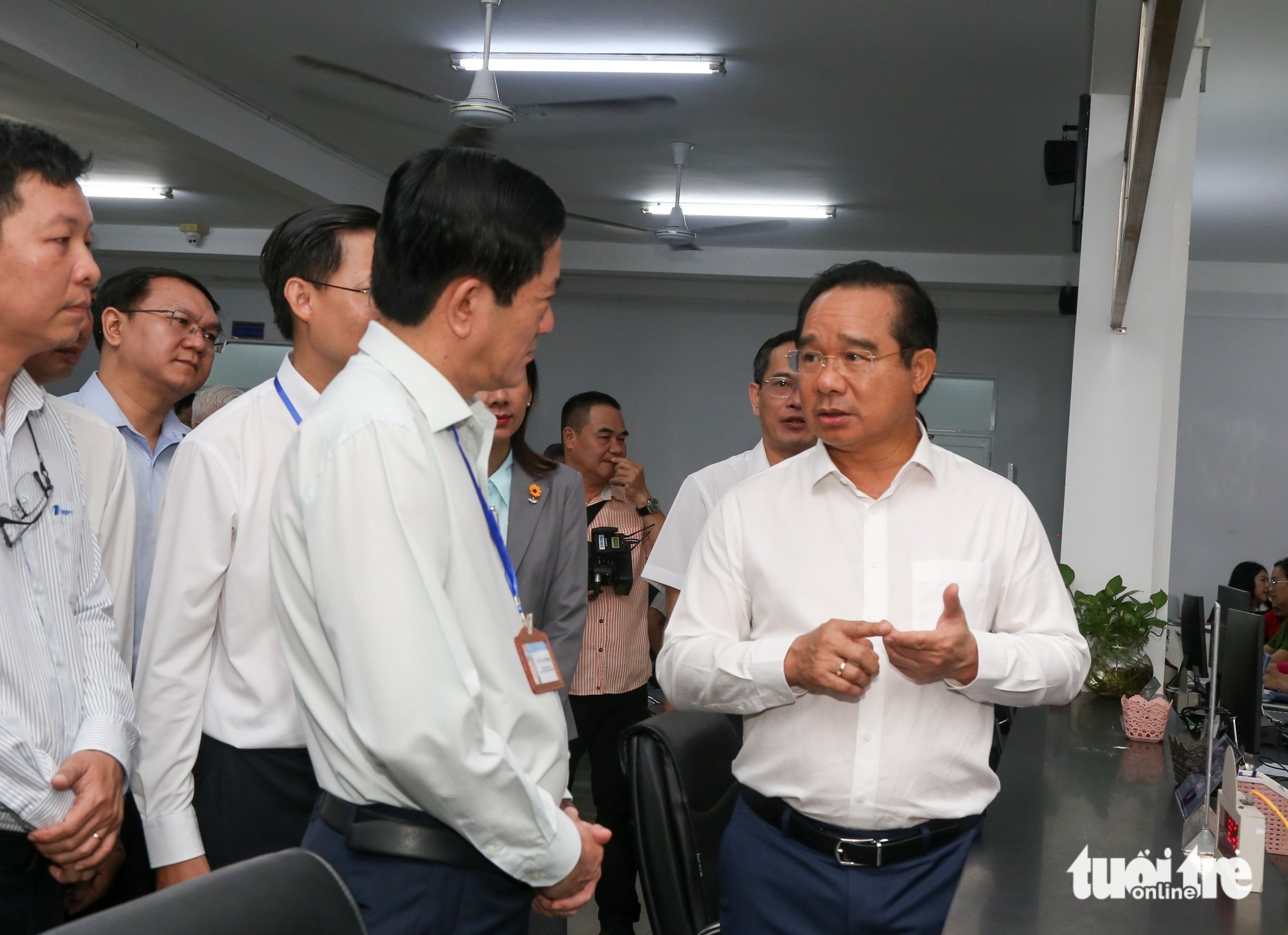 Chủ tịch UBND TP.HCM Nguyễn Văn Được khảo sát giờ làm việc đầu tiên của phường Dĩ An- Ảnh 4.
