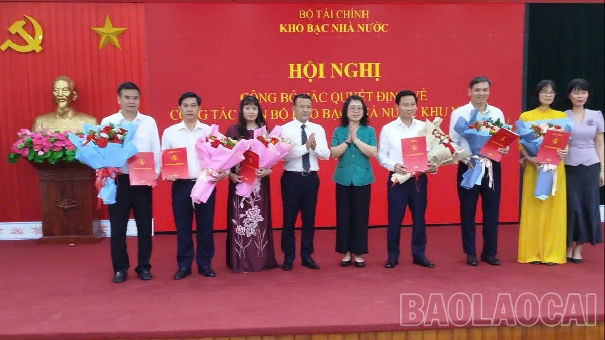 trao-quyet-dinh-tang-hoa-cho-can-bo-duoc-bo-nhiem-6883-6662.jpg