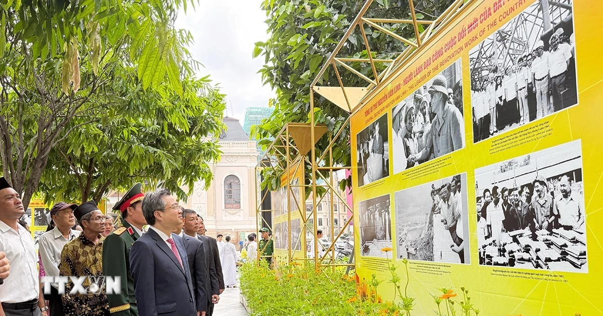 ទីក្រុងហូជីមិញ៖ ការតាំងពិព័រណ៌រូបថតដើម្បីគោរពវិញ្ញាណក្ខន្ធលោកអគ្គលេខាបក្ស Nguyen Van Linh