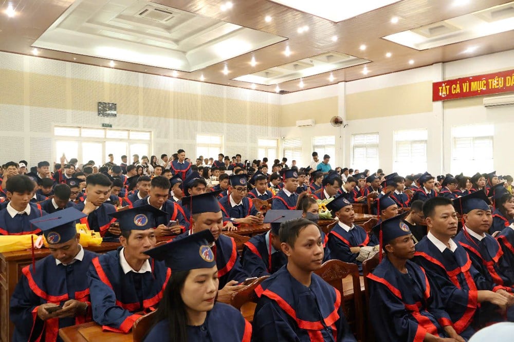 جامعة دانانج للتربية البدنية والرياضة تقيم حفل التخرج الأول لنحو 200 طالب - الصورة 2