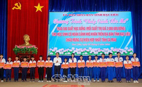 Trao 500 suất học bổng cho học sinh khó khăn nhân sự kiện hợp nhất Bạc Liêu – Cà Mau