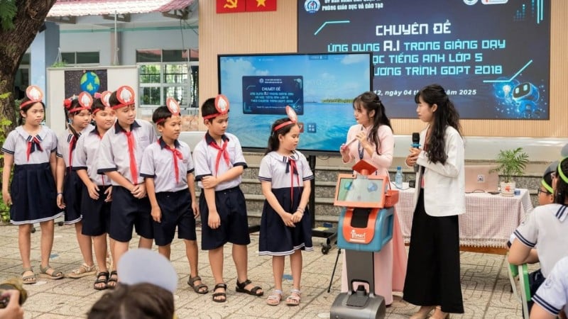 Das Thema „Anwendung von KI im Englischunterricht für Schüler der 5. Klasse“ an der Truong Dinh Grundschule, Bezirk 12, Ho-Chi-Minh-Stadt. (Foto: XUAN QUY)