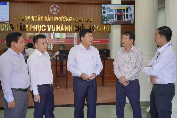 លេខាបក្សខេត្ត An Giang ត្រួតពិនិត្យប្រតិបត្តិការឧបករណ៍ថ្មីនៅសង្កាត់ Rach Gia
