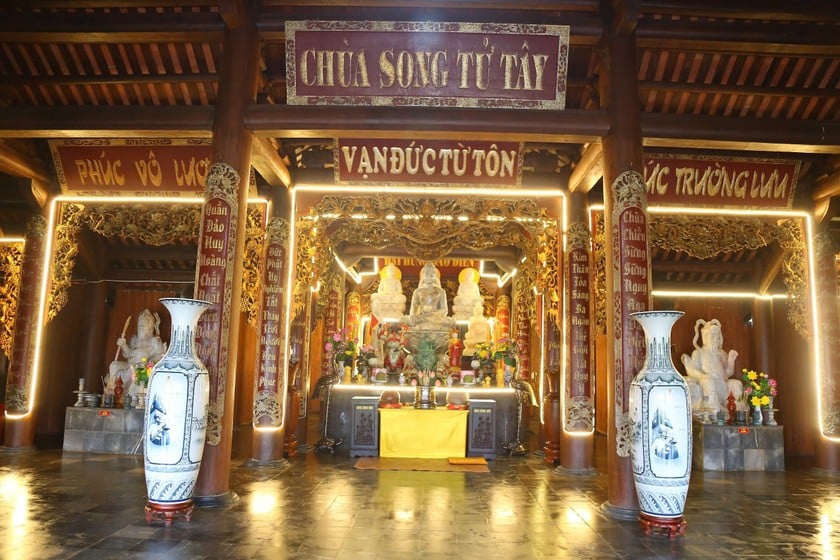 Chánh điện chùa Song Tử Tây uy nghi. Ảnh: Trần Nguyên Phong