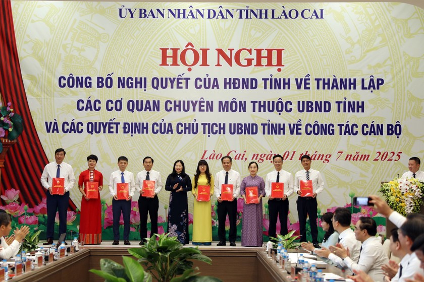 Bà Vũ Thị Hiền Hạnh, Phó Chủ tịch UBND tỉnh lào Cai trao Quyết định cho các Phó Giám đốc Sở Văn hóa, Thể thao và Du lịch.