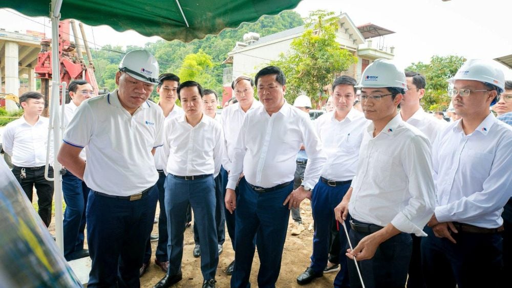 Minister of Construction Tran Hong Minh presented decisions to newly appointed officials.