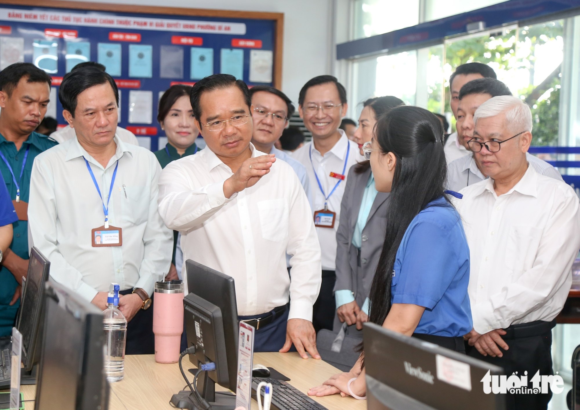 Chủ tịch UBND TP.HCM Nguyễn Văn Được khảo sát giờ làm việc đầu tiên của phường Dĩ An- Ảnh 1.