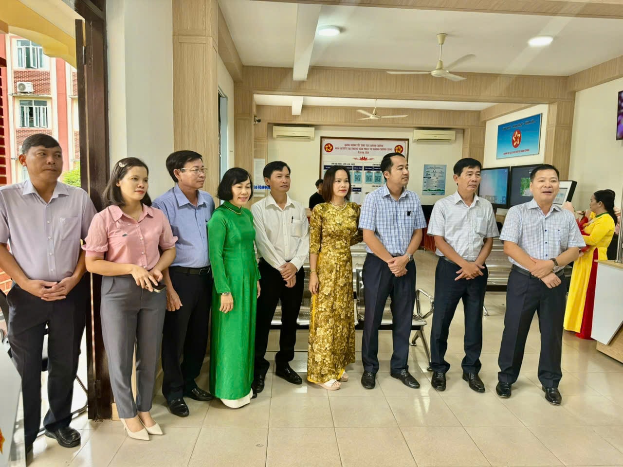 Lãnh đạo các cấp, chính quyền xã Đạ Tẻh đi kiểm tra việc phục vụ người dân và doanh nghiệptại Trung tâm phục vụ hành chính công của xã