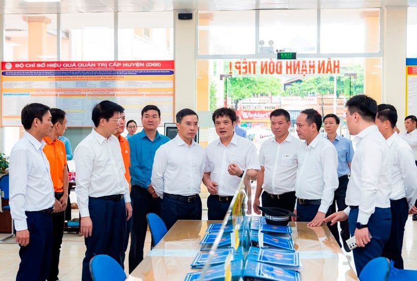 Lãnh đạo tỉnh Quảng Ninh và Tổng Giám đốc FPT khảo sát trong ngày đầu triển khai mô hình chính quyền hai cấp mới.