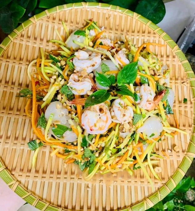 Quả vải giảm giá sâu chỉ còn vài nghìn đồng/kg bán đổ đống, chị em bày nhau làm món ngon dễ làm cho bữa ăn gia đình thêm phần hấp dẫn- Ảnh 7.