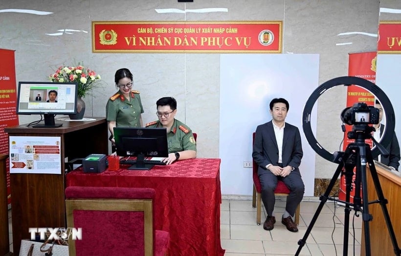 Thu nhận ảnh khuôn mặt của người nước ngoài cư trú tại Việt Nam đến làm thủ tục cấp tài khoản định danh điện tử. (Ảnh: Phạm Kiên/TTXVN)