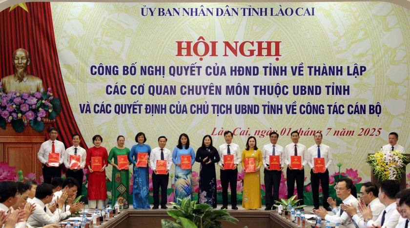 Bà Vũ Thị Hiền Hạnh, Phó Chủ tịch UBND tỉnh Lào Cai trao Quyết định cho các Phó Giám đốc Sở Giáo dục và Đào tạo, Phó Giám đốc Sở Y tế.