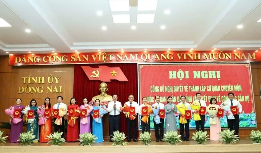 Phó bí thư Tỉnh ủy Tôn Ngọc Hạnh và Chủ tịch UBND tỉnh Võ Tấn Đức trao quyết định bổ nhiệm lãnh đạo các cơ quan chuyên môn cấp tỉnh.