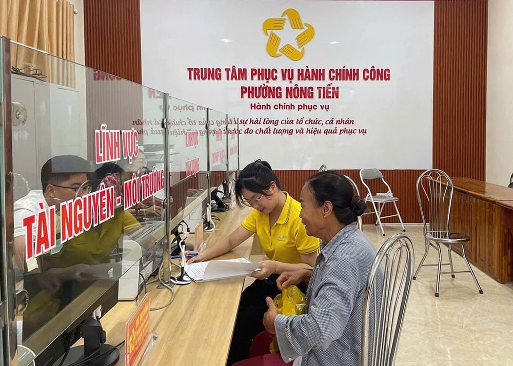 nhan-vien-buu-dien-tinh-tuyen-quang-ho-tro-nguoi-dan-tai-ttpvhcc-phuong-nong-tien.jpg