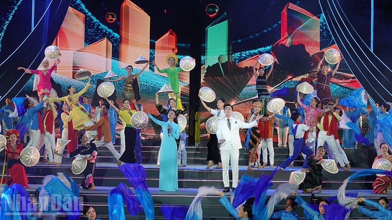 Opening performance of the art program. (Photo: MANH HAO)