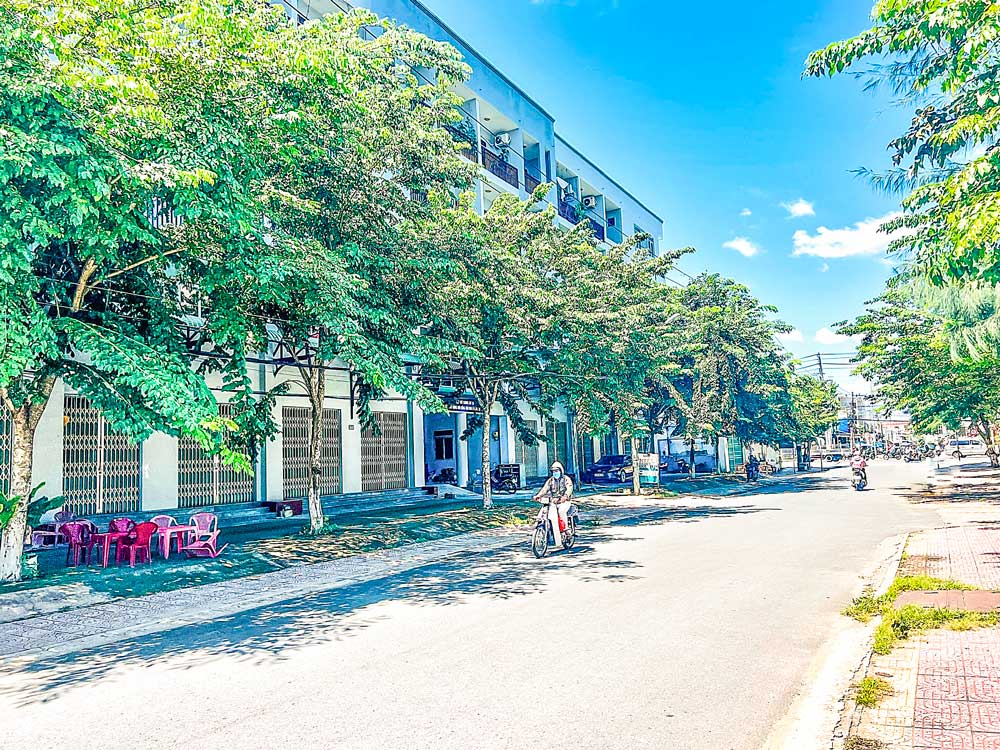 Chung cư Khóm 2, Phường 8- một trong những nơi bố trí nhà ở công vụ cho cán bộ, công chức từ tỉnh Bến Tre, Trà Vinh (cũ) đến tỉnh Vĩnh Long làm việc sau sáp nhập.
