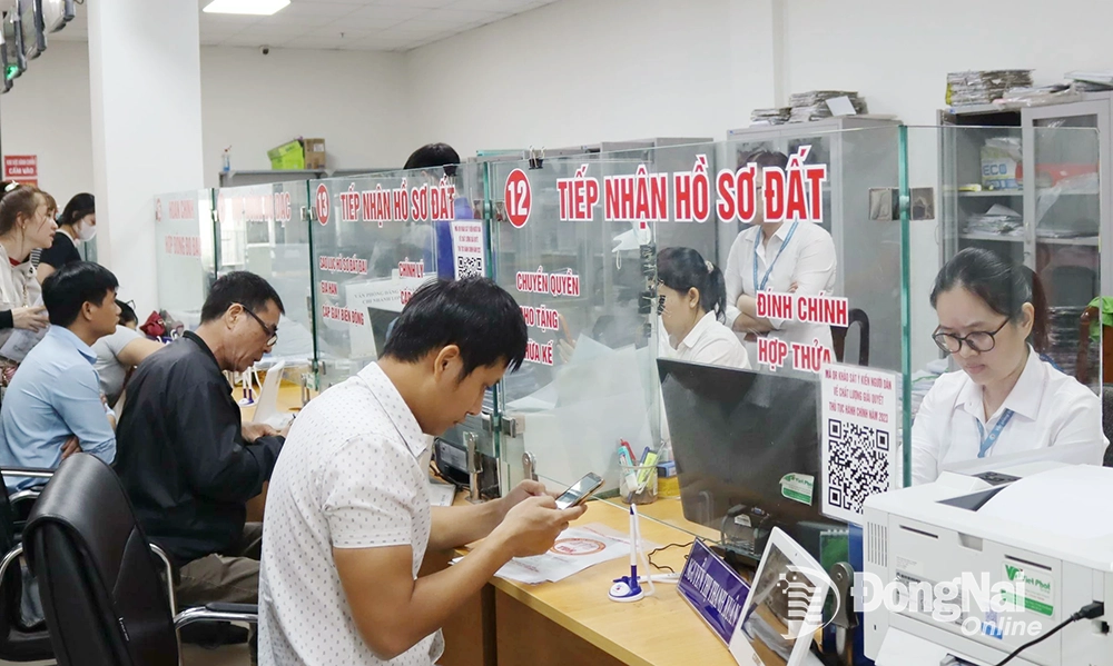 Người dân làm thủ tục đất đai tại Trung tâm Phục vụ hành chính công xã Long Thành. Ảnh minh họa: Hoàng Lộc
