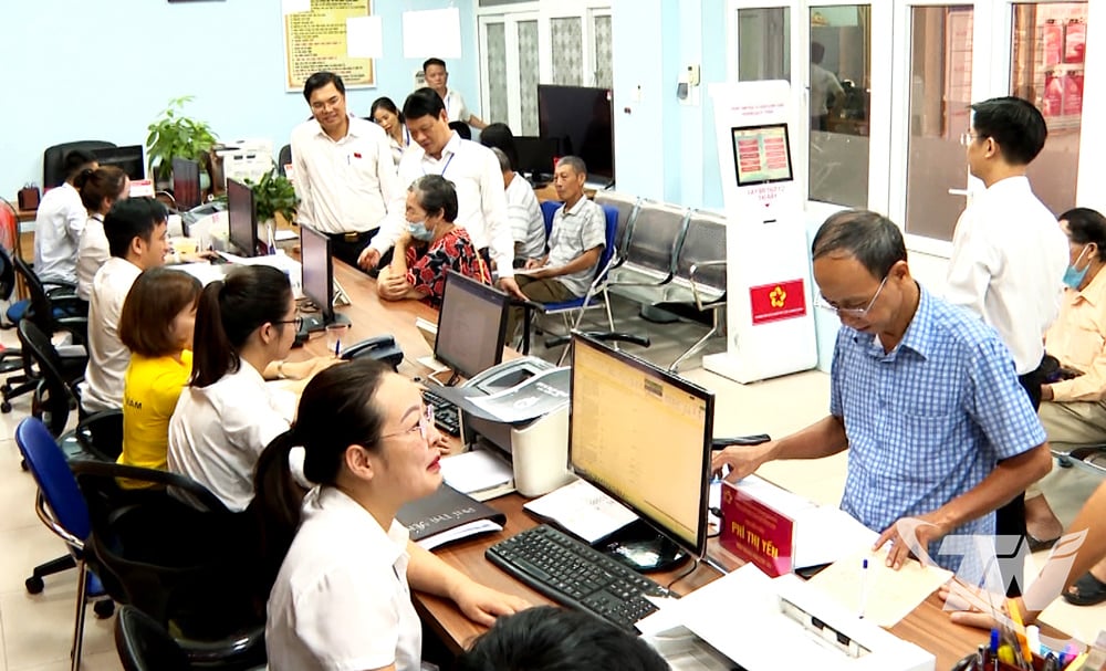 Người dân đến làm thủ tục hành chính tại Trung tâm Phục vụ hành chính công phường Quyết Thắng.