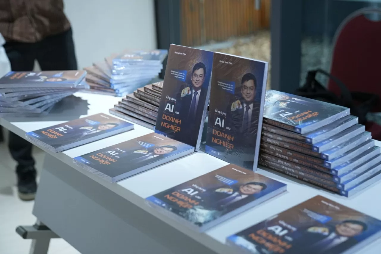 The book addresses three human traits that AI cannot replace: curiosity, emotions, and creativity. “These are the areas where humans will continue to excel and lead at the present time,” the author shares. (Photo: Organizing Committee)