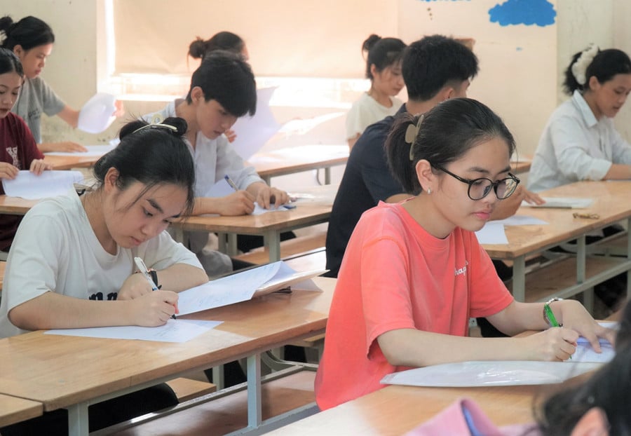 cham-thi-tot-nghiep-thpt-nam-2025-1.jpg