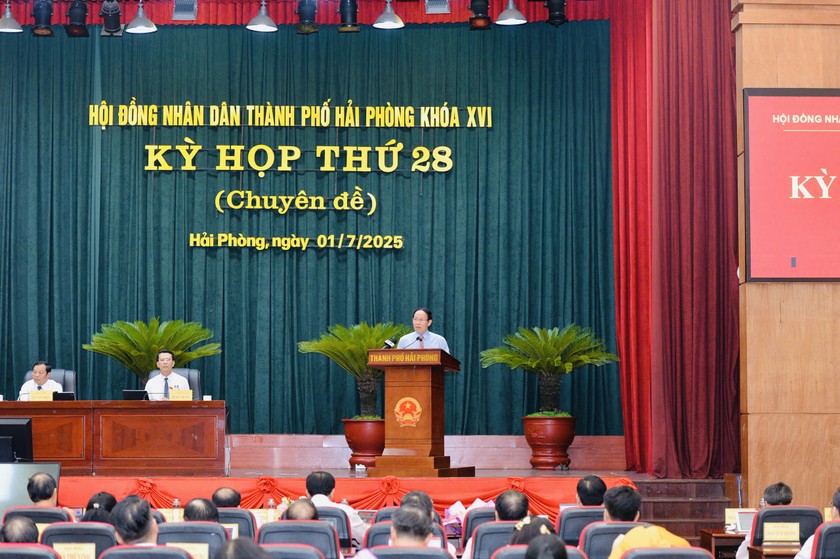 Bí thư Thành uỷ Hải Phòng Lê Tiến Châu phát biểu tại kỳ họp.