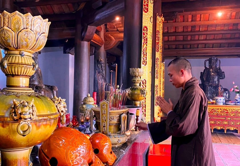 Đại đức Thích Chúc Thành thực hành kinh kệ trong Đại hùng Bảo điện chùa Sinh Tồn Đông. Ảnh: Trần Nguyên Phong