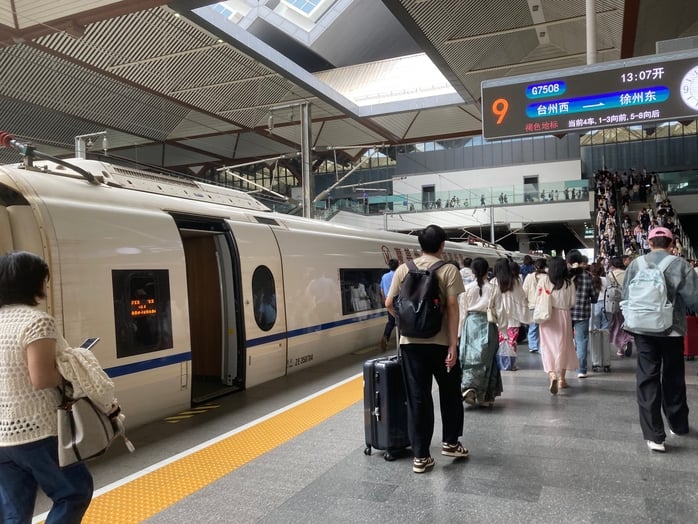 Xuyên thời gian trên tàu cao tốc - Ảnh 1.
